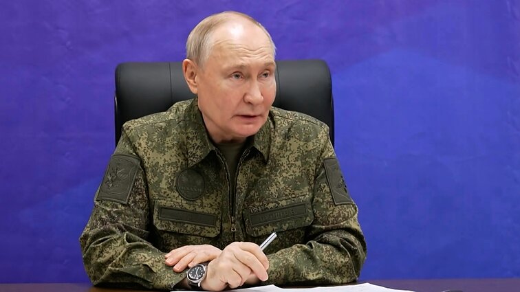 Ką demonstruoja Putino ne kartą vilkėta kariška apranga: „Niekur neskubame“