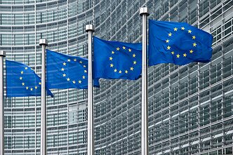 Флаги ЕС перед зданием Еврокомиссии в Брюсселе Флаги ЕС перед зданием Еврокомиссии в Брюсселе