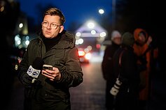 Žmonės prie JAV ambasados Vilniuje Žmonės prie JAV ambasados Vilniuje