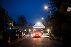 Žmonės prie JAV ambasados Vilniuje Žmonės prie JAV ambasados Vilniuje