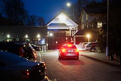 Žmonės prie JAV ambasados Vilniuje Žmonės prie JAV ambasados Vilniuje