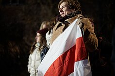 Люди у посольства США в Вильнюсе ожидают прибытия освобожденных политзаключенных, декабрь 2025 г.