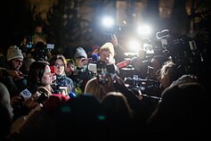 Люди у посольства США в Вильнюсе ожидают прибытия освобожденных политзаключенных, декабрь 2025 г; Светлана Тихановская
