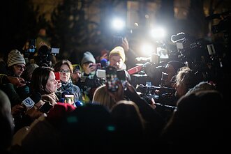 Люди у посольства США в Вильнюсе ожидают прибытия освобожденных политзаключенных, декабрь 2025 г; Светлана Тихановская