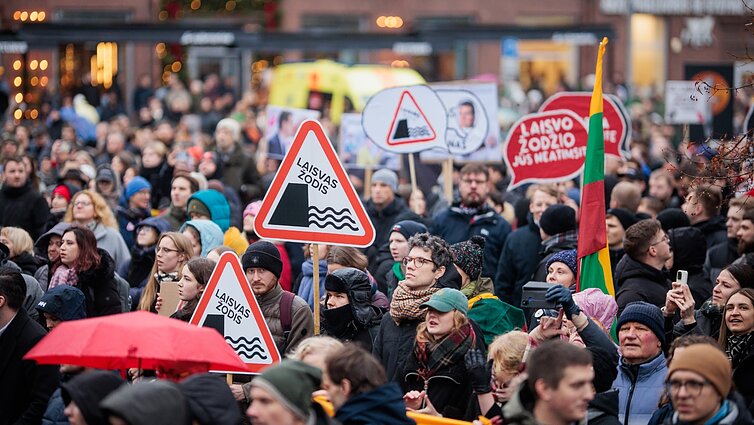 Žurnalistų bendruomenė atnaujina protestus prieš LRT pataisas: prie Seimo degs laužai