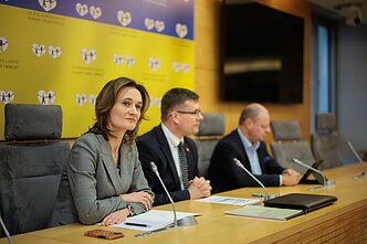 Dėl LRT pataisų opozicija svarsto apie nepasitikėjimą Oleku, nedalyvaus posėdžiuose