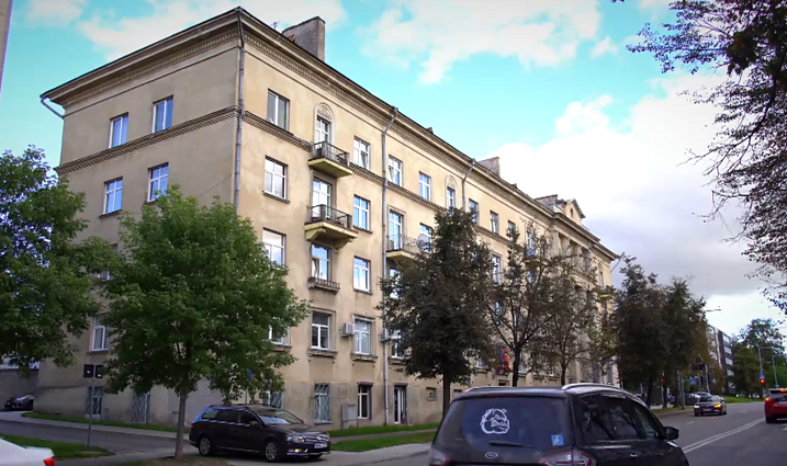 Po atliktų valymo darbų daugiabučio palėpėje gyventojai piktinasi jų kaina