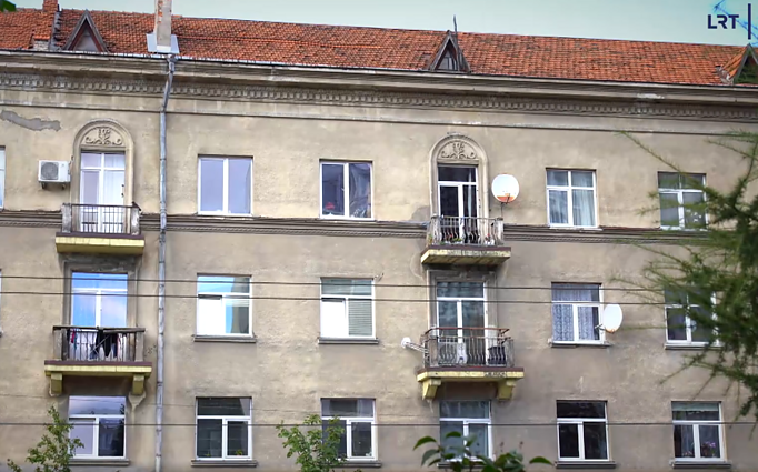 Po atliktų valymo darbų daugiabučio palėpėje gyventojai piktinasi jų kaina