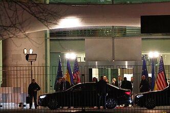 Ukrainos prezidentas Volodymyras Zelenskis išeina iš Vokietijos kanceliarijos pastato Berlyne