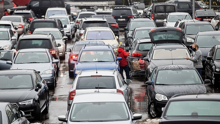 Smūgis žaliajam kursui: ES persvarstys vidaus degimo varikliu varomų automobilių draudimą