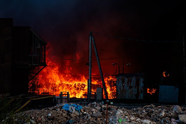 Fires continued to strike the capital. In the spring, Vilnius saw the Energesman recycling plant engulfed in flames, causing an estimated €2 million in damage to sorting equipment and around €1 million to the building’s structure. The city processes roughly 400 tonnes of waste daily – equivalent to 40 fully loaded lorries – while the Energesman plant sorts some 220,000 tonnes of mixed and food waste annually, nearly the weight of nine Vilnius TV towers.