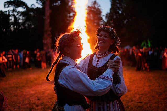For more than half a century, people have gathered in Kernavė on the shortest night of the year to celebrate the traditional Rasos festival, keeping alive the ancient customs of their ancestors. The celebrations feature sacred fires, ritual poles, wreath-floating, fire-jumping, the search for the mythical fern flower, bathing in the morning dew, and greeting the rising sun atop the hillforts. Each of these rituals honours the sun at its highest point, the longest day of the year, the flourishing of vegetation and life, and the harmony between nature and humankind.