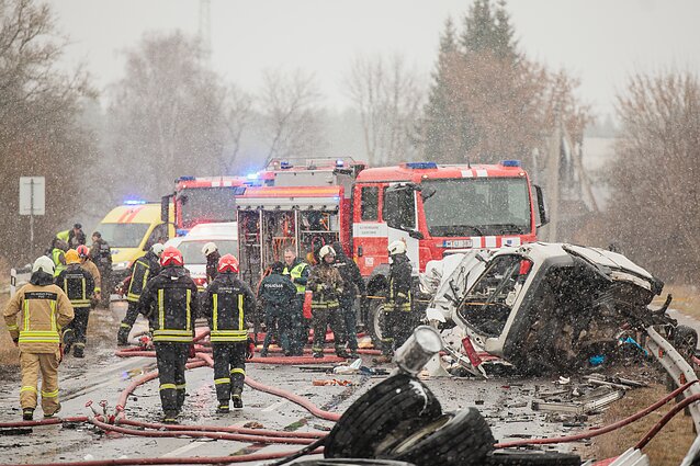 The number of road accidents in Lithuania continues to alarm. Experts warn that collisions are not decreasing, but increasing, with the main causes remaining unsafe speeds, dangerous overtaking, and failure to yield. At the start of the New Year, a fatal crash in the Vilnius region claimed two lives when a car collided with a heavy goods vehicle, which burst into flames.