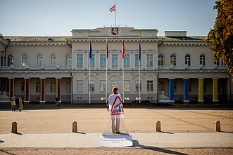 This year was marked by a wave of protests. When the Ministry of Culture was handed to Nemuno aušra and Ignotas Adomavičius became minister, the cultural community rose up in protest. They opposed both Adomavičius’s perceived incompetence and the appointment of ministers aligned with Nemuno aušra to oversee cultural affairs. In response to the situation, calls were made for presidential accountability, and a platform was erected outside the presidential palace. On it stood a lone figure, silently facing the building, with a sign reading: “I will (stand) until the end. And you?”