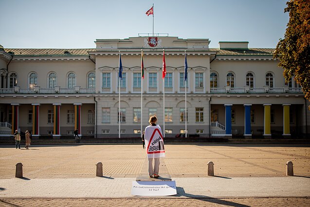 This year was marked by a wave of protests. When the Ministry of Culture was handed to Nemuno aušra and Ignotas Adomavičius became minister, the cultural community rose up in protest. They opposed both Adomavičius’s perceived incompetence and the appointment of ministers aligned with Nemuno aušra to oversee cultural affairs. In response to the situation, calls were made for presidential accountability, and a platform was erected outside the presidential palace. On it stood a lone figure, silently facing the building, with a sign reading: “I will (stand) until the end. And you?”