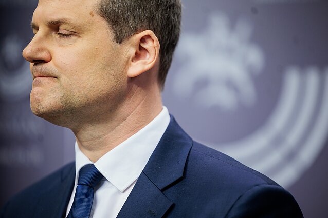 Gintautas Paluckas’s government was dogged by scandal from its earliest days. One investigation after another surfaced in the media, scrutinising Paluckas’s past, business connections, and questionable deals. After some time in office, he resigned as Prime Minister, stating: “I am only human and must admit I have made mistakes in my past work – I apologise once again to everyone for that. However, as Prime Minister, I do not feel I committed any fundamental errors or violations – I carried out my duties honestly, to the best of my understanding and ability.”