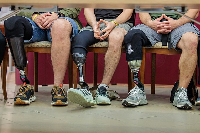 Russia’s war continues to brutally impact Ukrainian soldiers. Thirty-three-year-old Volodymyr Rudkovskis lost half a foot while rescuing a wounded comrade in Zaporizhzhia, Ihor Krupnov lost both legs after his vehicle hit anti-tank mines, Oleksiy Hushchyn lost a leg in a drone attack, and Oleksandr Tereshchenko was injured during the 2014 siege of Donetsk airport, sustaining severe eye damage and losing his right hand and the left hand’s palm. These Ukrainian war veterans took part in a symbolic run in Vilnius, “For Your and Our Freedom,” highlighting the challenges faced by Ukraine’s defenders.