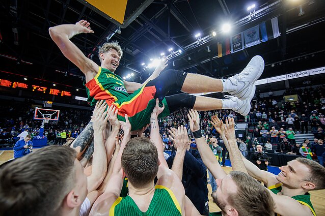 The European Basketball Championship qualifiers ended on a memorable note as Mindaugas Kuzminskas took to the court for the last time in the Lithuanian national team jersey during the match against Estonia. The veteran, who represented the national team for over a decade, was greeted with rapturous applause and chants. After the game, Kuzminskas delivered a heartfelt speech, thanking his family and the fans, and with tears in his eyes shouted once more: “For Lithuania!”