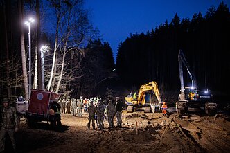 In the spring, Lithuania was shaken by the deaths of four US soldiers. During exercises at the Pabradė training ground, a tracked rescue vehicle went missing and was later found submerged about five metres deep in marshland. The search and recovery operation lasted six days, hampered by the extremely boggy terrain. Despite round-the-clock efforts, it took several days to clear enough of the marsh for divers to attach cables and recover the armoured vehicle. While there had been hope that the soldiers might have survived, all four ultimately died.