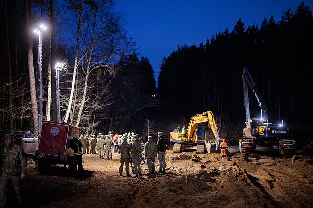 In the spring, Lithuania was shaken by the deaths of four US soldiers. During exercises at the Pabradė training ground, a tracked rescue vehicle went missing and was later found submerged about five metres deep in marshland. The search and recovery operation lasted six days, hampered by the extremely boggy terrain. Despite round-the-clock efforts, it took several days to clear enough of the marsh for divers to attach cables and recover the armoured vehicle. While there had been hope that the soldiers might have survived, all four ultimately died.
