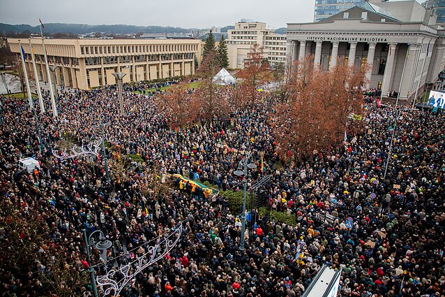 Kultūros protestus tęsia protestai už laisvą žodį. Valdančiųjų socialdemokratų, „aušriečių“ ir „valstiečių“ akiratyje – LRT. Skubos tvarka stumiamomis pataisomis valdantieji siekia lengviau atleisti LRT generalinę direktorę. Tarptautinės ir Lietuvos organizacijos įspėja, kad tai visuomeninį transliuotoją paverstų pažeidžiamesniu, politikams sudarytų palankesnes sąlygas kištis į LRT. Dėl valdančiųjų veiksmų dešimtys tūkstančių žmonių suplūdo į protestus ne tik Vilniuje, bet ir kituose miestuose. „Labai baisu, kad taip spaudžia valdančioji dauguma. Vienintelis atsakymas, kodėl jie taip nepaiso savo reitingų ir žmonių nuomonės, – galbūt jie net nesitiki kitų rinkimų. Tai gąsdina. Reikia dabar ateiti, pasirodyti ir daryti kažką“, – sakė į vieną protestų atvykusi Vita.