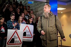 Протест «Руки прочь». Сотрудники LRT встретили Совет LRT с протестными плакатами