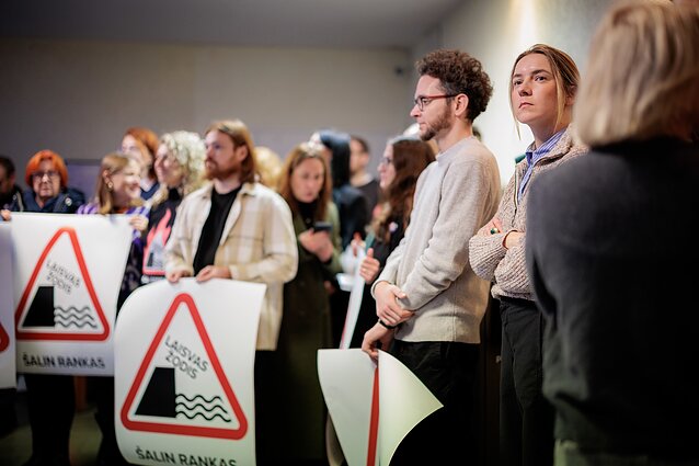 More than 100 employees greeted LRT Council members at LRT headquarters