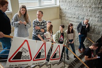 Протест «Руки прочь». Сотрудники LRT встретили Совет LRT с протестными плакатами
