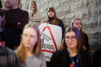Protestas „Šalin rankas“. LRT darbuotojai LRT tarybą pasitiko su protesto plakatais Protestas „Šalin rankas“. LRT darbuotojai LRT tarybą pasitiko su protesto plakatais