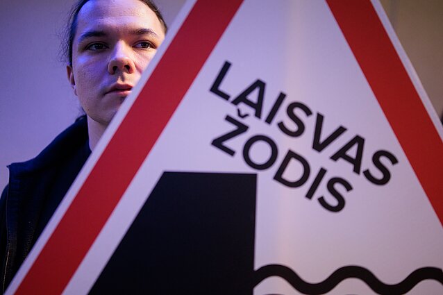 Protestas „Šalin rankas“. LRT darbuotojai LRT tarybą pasitiko su protesto plakatais