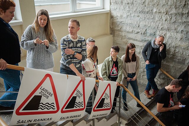 Protestas „Šalin rankas“. LRT darbuotojai LRT tarybą pasitiko su protesto plakatais Protestas „Šalin rankas“. LRT darbuotojai LRT tarybą pasitiko su protesto plakatais