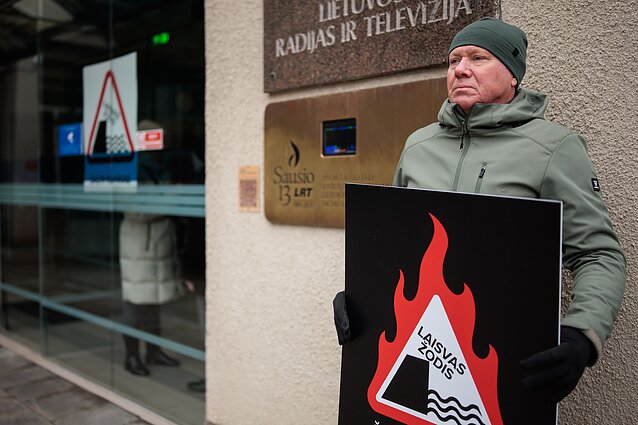 Protestas „Šalin rankas“. LRT darbuotojai LRT tarybą pasitiko su protesto plakatais Protestas „Šalin rankas“. LRT darbuotojai LRT tarybą pasitiko su protesto plakatais