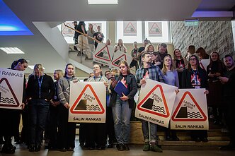 LRT darbuotojai LRT tarybą pasitiko su protesto plakatais