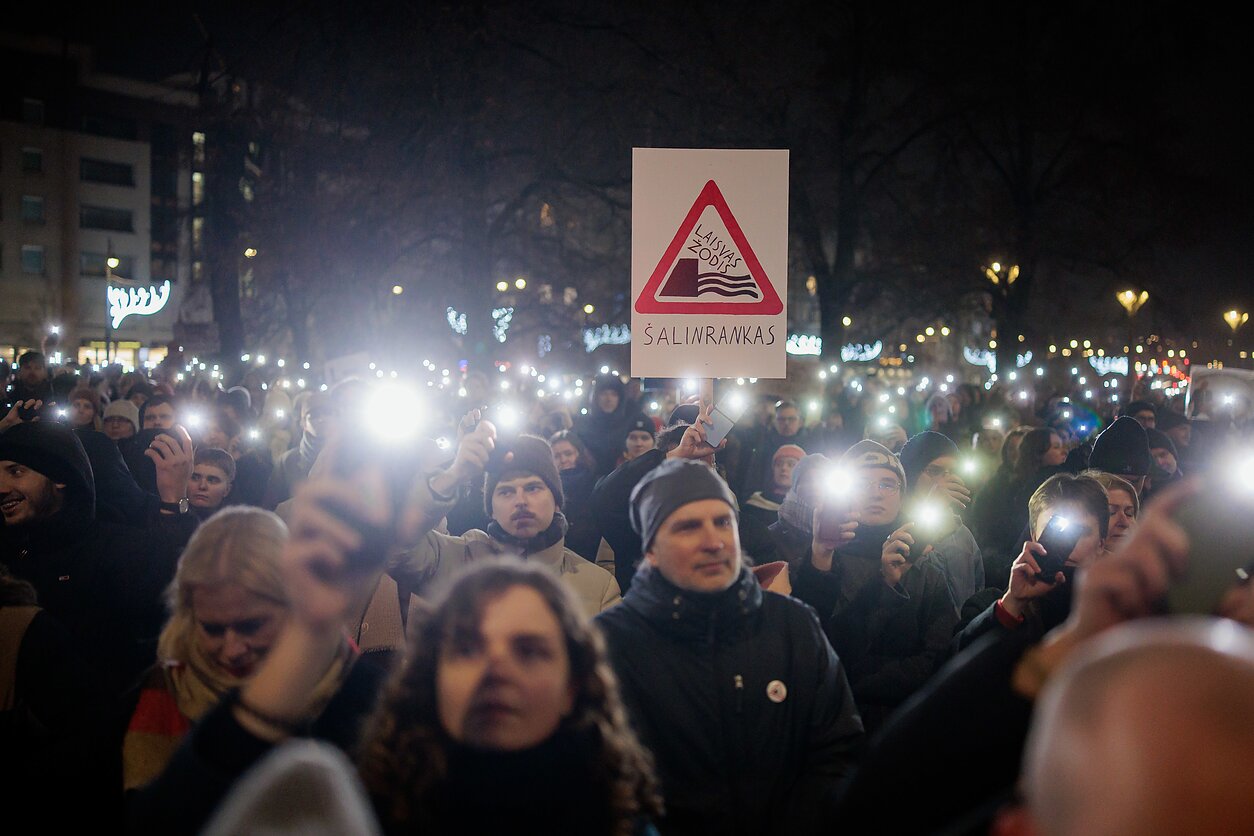 Protesto laužai prie Seimo: pirmoji diena