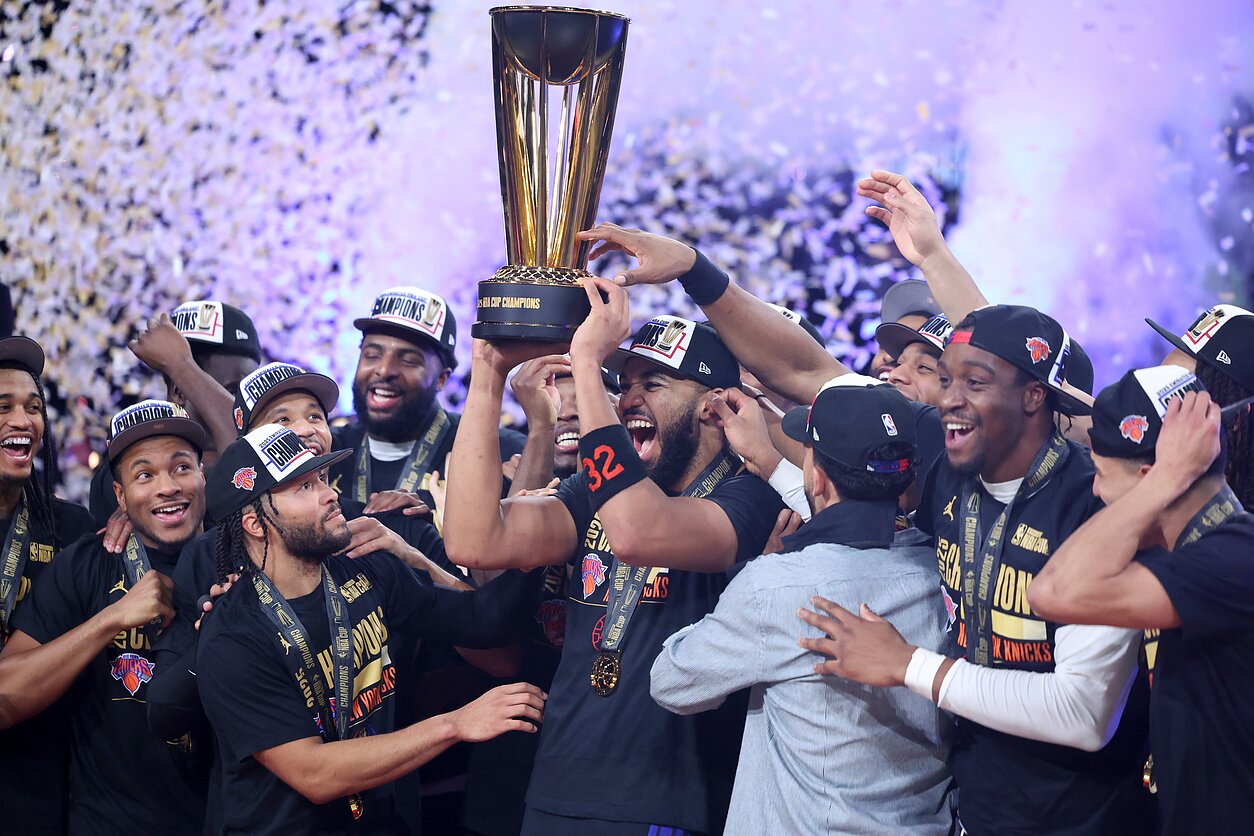 „Knicks“ komanda švenčia pergalę NBA taurėje
