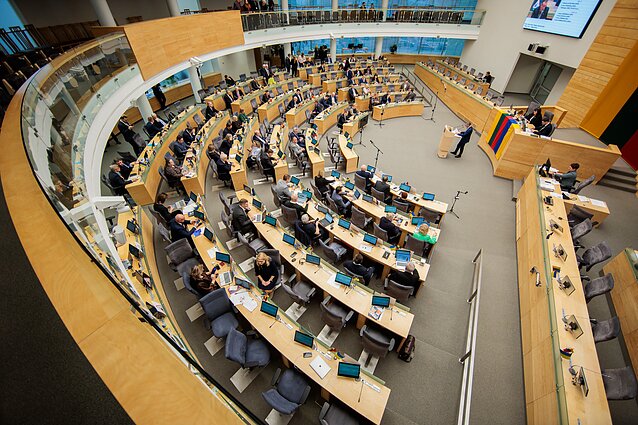 Заседание в Сейме, на котором принимаются поправки касательно LRT