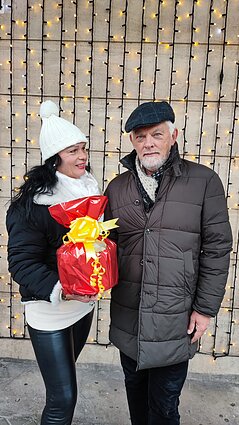 Paulius Jurkevičius su žmona ir gražiai supakuotu „panettone“.