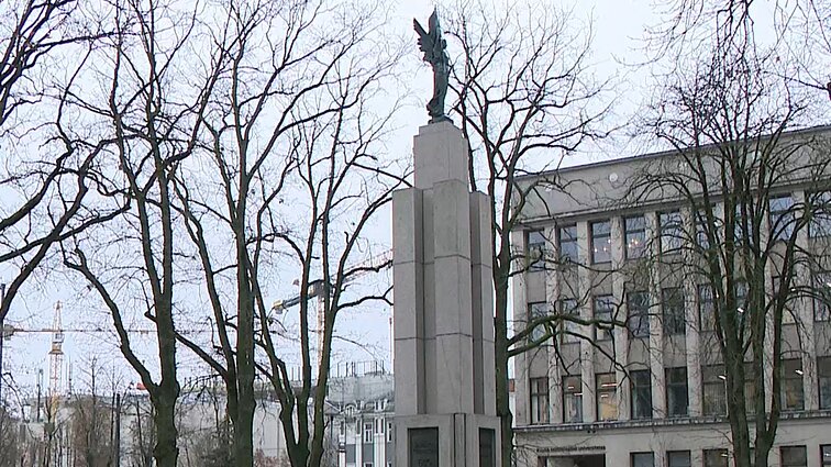 Ginti žodžio laisvės stojo ir Kauno jaunimas: reikšdami nusivylimą nešė baltas gėles