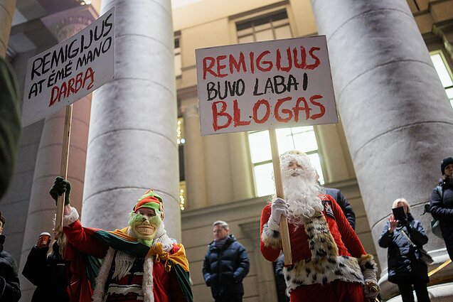 Protesto laužai prie Seimo: antroji diena