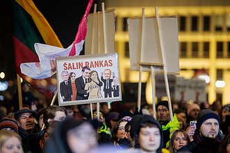 Protesto laužai prie Seimo: antroji diena