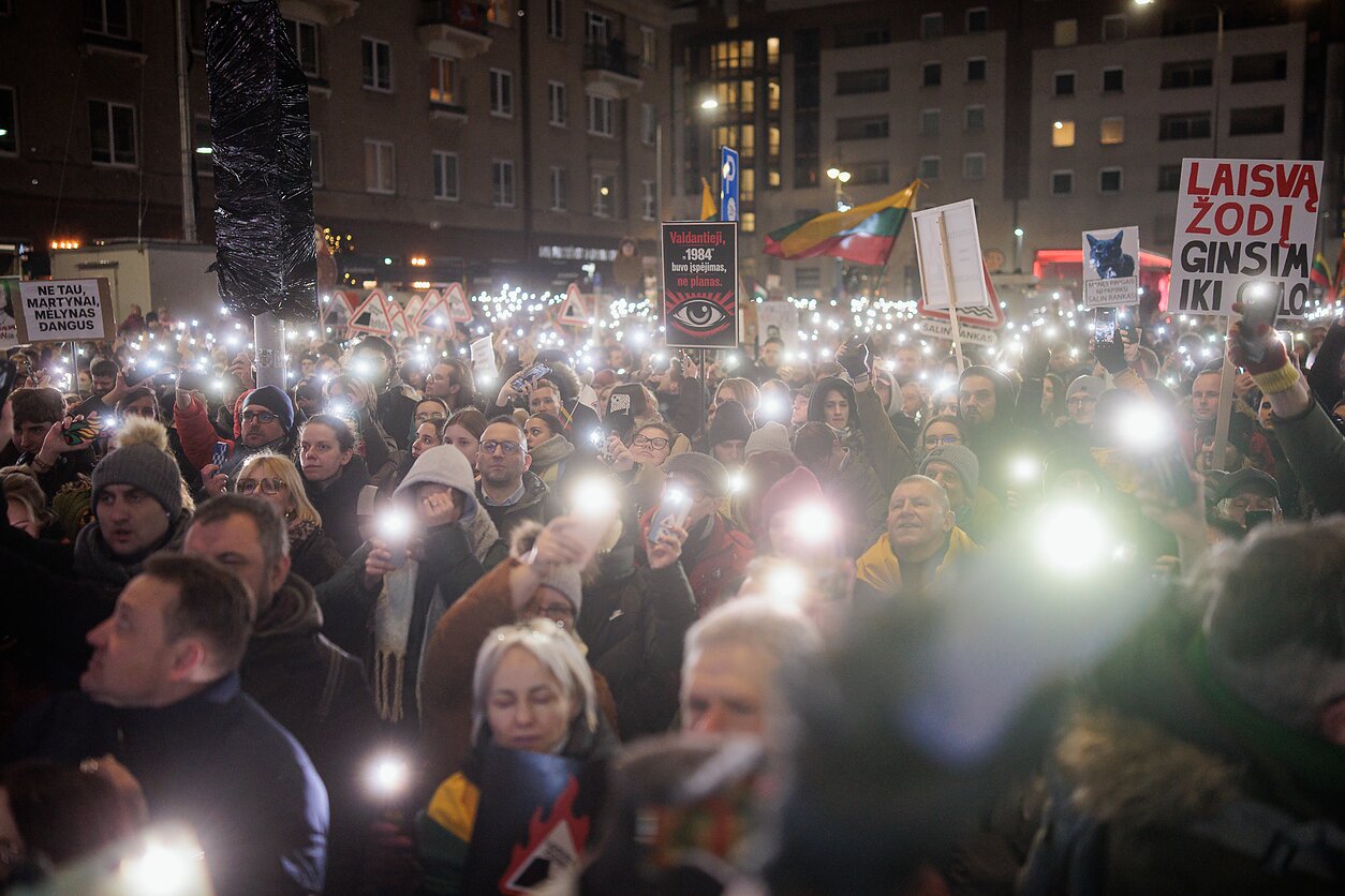 Protesto laužai prie Seimo: antroji diena