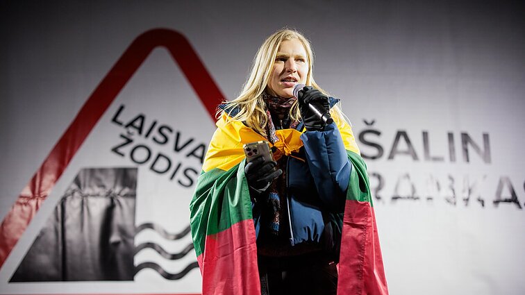 „Noriu paprašyti jūsų širdžių ir balsų“: Meilutytė tūkstančiams dainavo dainą „Laisvė“