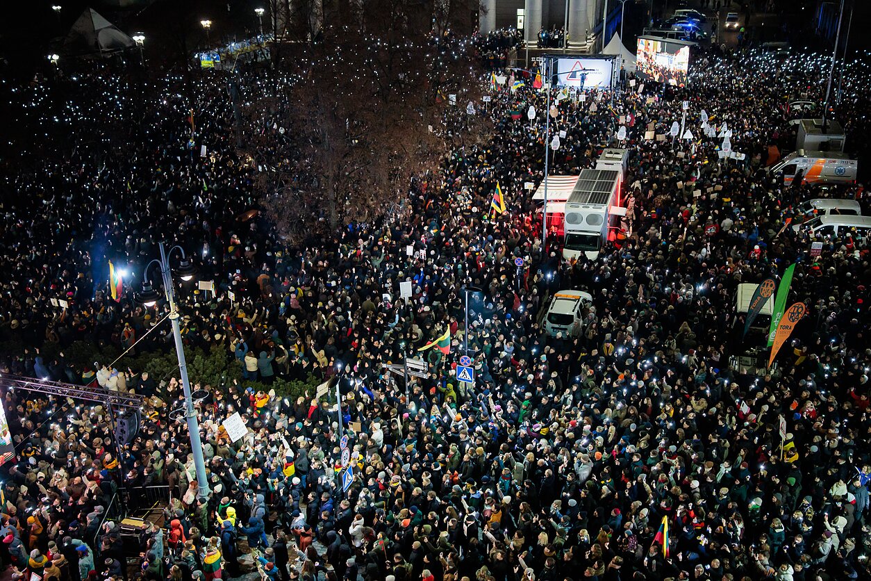 Protesto laužai prie Seimo (Asociatyvi nuotr.) Protesto laužai prie Seimo (Asociatyvi nuotr.)