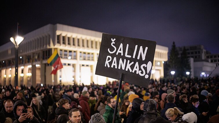 Tūkstančiai žmonių susirinko Nepriklausomybės aikštėje prie laužų ginti laisvo žodžio