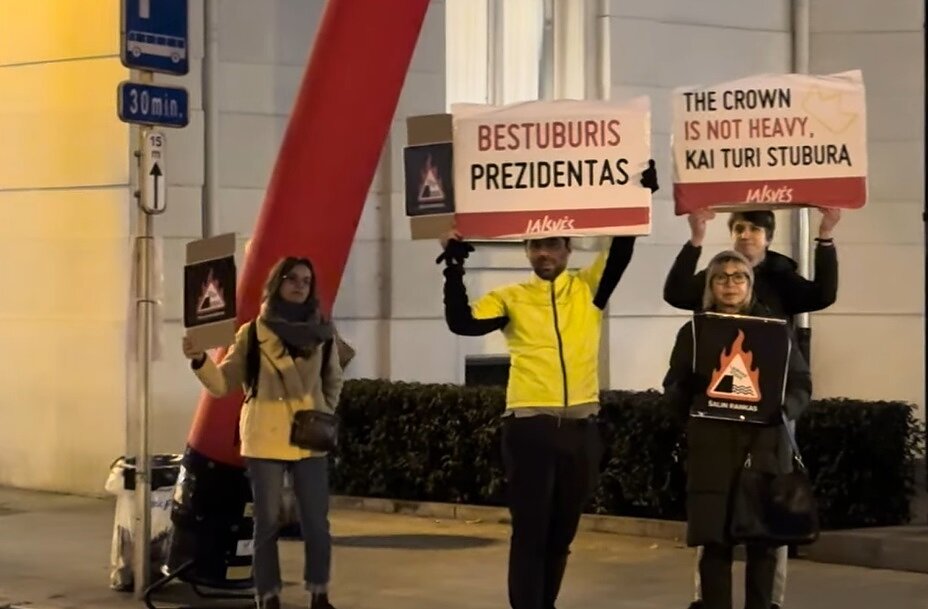 Prezidentas G. Nausėda Briuselyje pasitiktas protestu