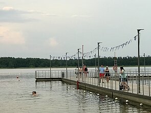 Pontoninės konstrukcijos su baseinu fragmentas Stropų ežero paplūdimyje