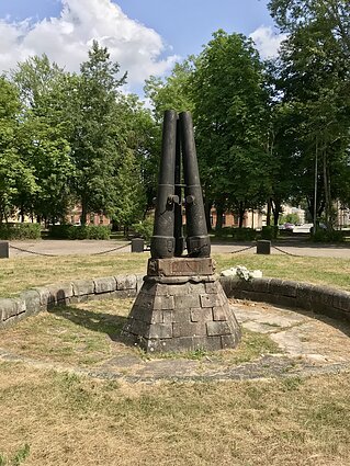 Tvirtovės paradų aikštė su nebeveikiančiu fontanu