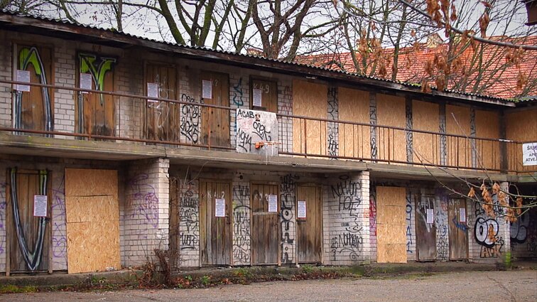 Užsandarino, apšvietė, stebėjo: viešumas padėjo spręsti landynės Vilniaus centre problemą