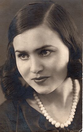 Salomėja Nėris. 1933 m. Salomėja Nėris. 1933 m.