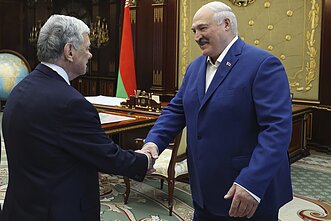 Johnas Cole`as ir Aliaksandras Lukašenka